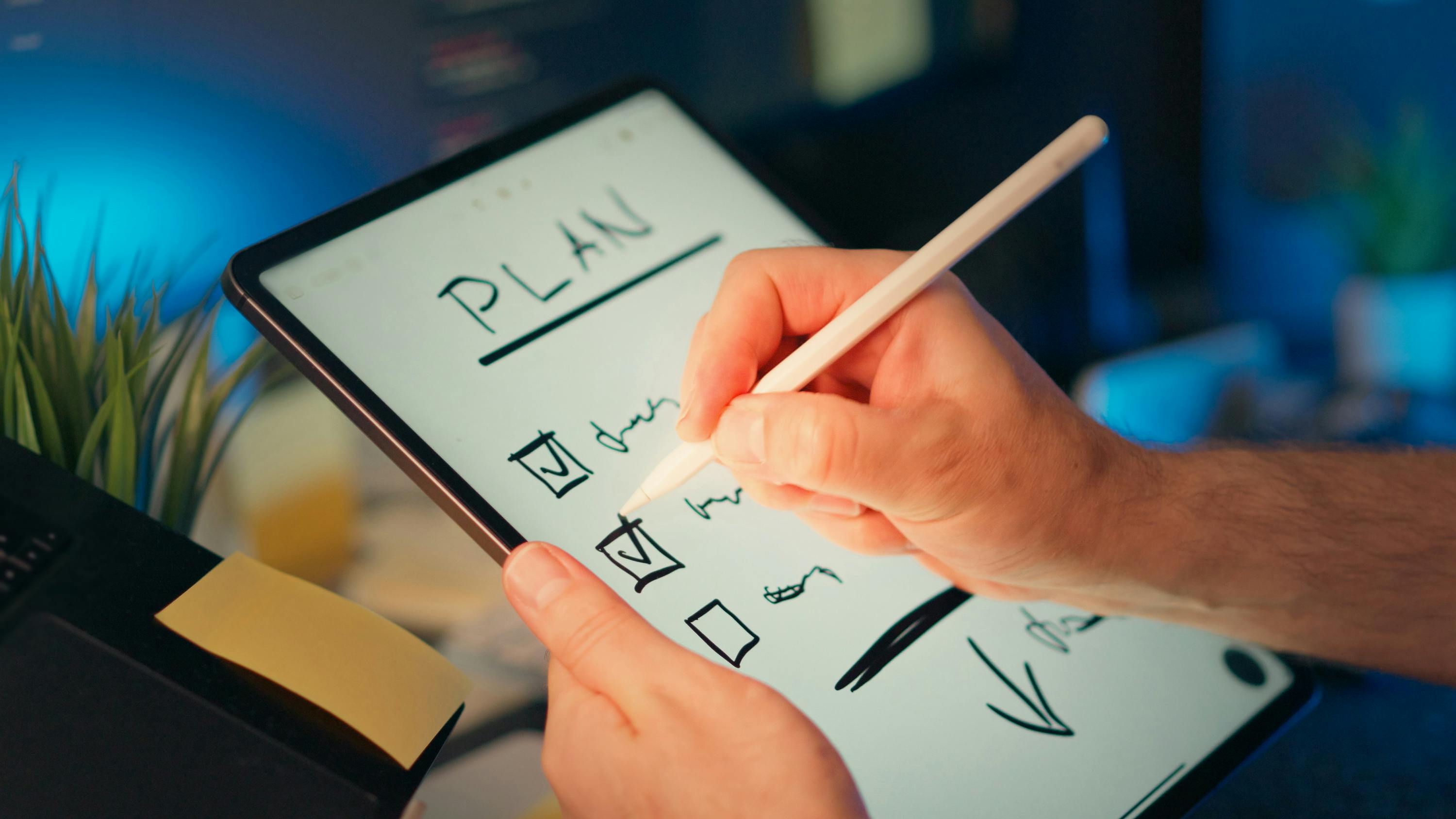Persona usando una tablet para organizar documentos digitalmente